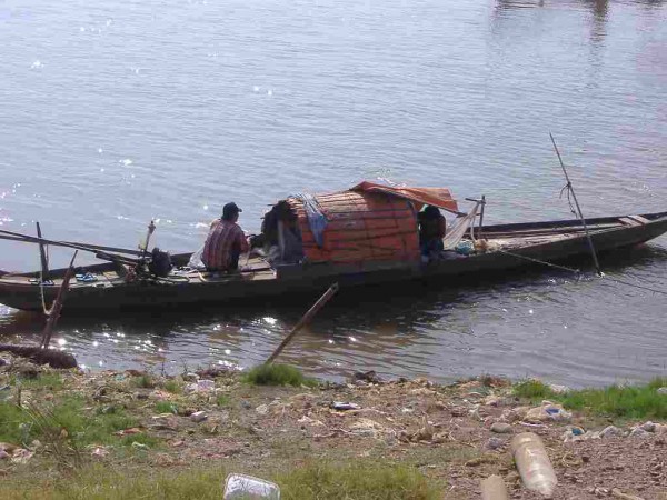 The Tonle Sap (5 December 2009: photographed by THE POVERTIST / Ippei Tsuruga)