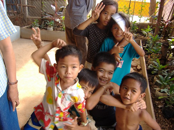写真：　センソックの子供たち。３月３０日撮影 （２００６年　THE POVERTIST / Ippei Tsuruga）