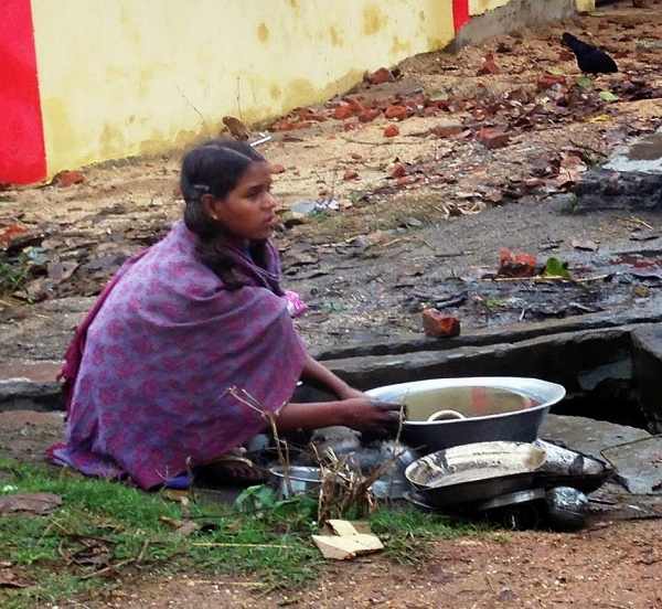 Washing utensils with cold water in winters and then carrying it home in Shivrajpur, Jharkhand