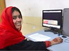 職業訓練校でCAD (Computer Aided Design）オペレーターのコースを受講する女性生徒。パキスタンのアパレル製造企業では、主にサイズ展開（グレーディング）や裁断用の割当（マーキング）で使われている。